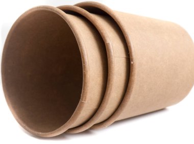 Kağıt sıcak kahve fincanı tek kullanımlık cam (kırpma yolu ile) beyaz arkaplanda izole,