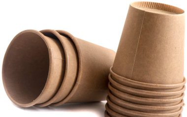 Kağıt sıcak kahve fincanı tek kullanımlık cam (kırpma yolu ile) beyaz arkaplanda izole,