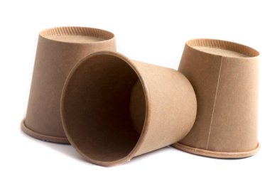 Kağıt sıcak kahve fincanı tek kullanımlık cam (kırpma yolu ile) beyaz arkaplanda izole,