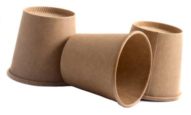 Kağıt sıcak kahve fincanı tek kullanımlık cam (kırpma yolu ile) beyaz arkaplanda izole,