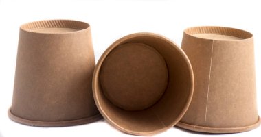 Kağıt sıcak kahve fincanı tek kullanımlık cam (kırpma yolu ile) beyaz arkaplanda izole,