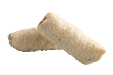 Havadar gevrek mısır çubukları çikolata ve fındık dolgulu, beyaz üzerine izole edilmiş.