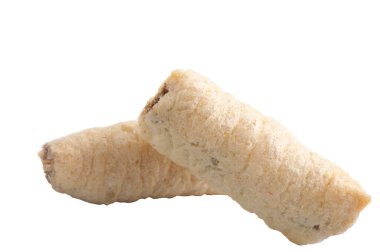 Havadar gevrek mısır çubukları çikolata ve fındık dolgulu, beyaz üzerine izole edilmiş.