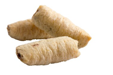 Havadar gevrek mısır çubukları çikolata ve fındık dolgulu, beyaz üzerine izole edilmiş.