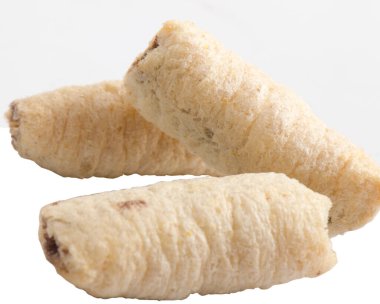 Havadar gevrek mısır çubukları çikolata ve fındık dolgulu, beyaz üzerine izole edilmiş.