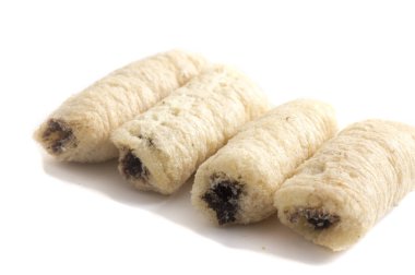 Havadar gevrek mısır çubukları çikolata ve fındık dolgulu, beyaz üzerine izole edilmiş.