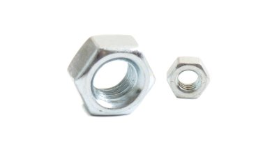 Makro beyaz arka planda izole edilmiş metal fındık vurdu. Krom vida somunu izole edilmiş. Çelik ceviz izole. Fındık ve cıvatalar. İş için araçlar.