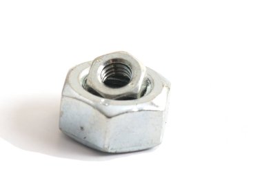 Makro beyaz arka planda izole edilmiş metal fındık vurdu. Krom vida somunu izole edilmiş. Çelik ceviz izole. Fındık ve cıvatalar. İş için araçlar.