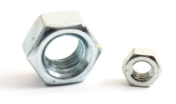 白の背景に孤立したマクロショット金属ナット 冷却されたネジナットは隔離された スチールナッツ分離 ナットとボルト 仕事道具 — ストック写真