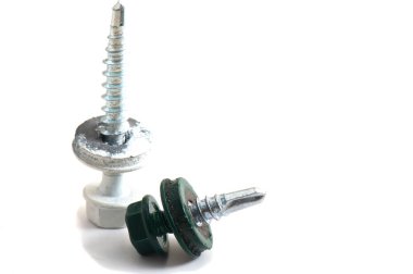 Makro beyaz arka planda izole edilmiş metal fındık vurdu. Krom vida somunu izole edilmiş. Çelik ceviz izole. Fındık ve cıvatalar. İş için araçlar