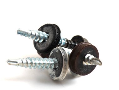 Makro beyaz arka planda izole edilmiş metal fındık vurdu. Krom vida somunu izole edilmiş. Çelik ceviz izole. Fındık ve cıvatalar. İş için araçlar