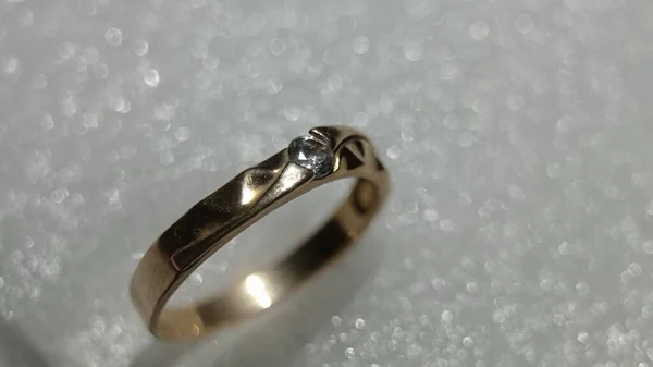 Όμορφο Χρυσό Δαχτυλίδι Λευκό Φόντο Φυσική Θολούρα — Φωτογραφία Αρχείου