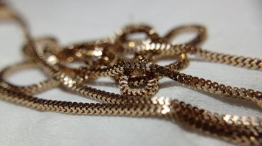 Bulanık beyaz bir arkaplanda altın mücevher yakın çekim