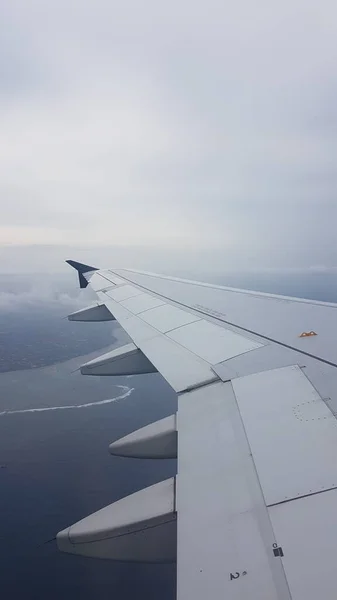 Céu Nublado Branco Perfurado Por Uma Asa Cinza Avião Acima — Fotografia de Stock
