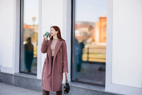 Smiling Redhead Woman Handbag Drinking Coffee Urban Street — Foto de Stock