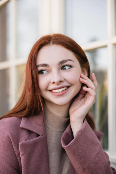 Retrato Jovem Mulher Alegre Olhando Para Longe Perto Edifício — Fotografia de Stock