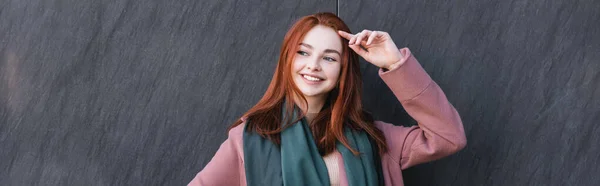 Mujer Pelirroja Feliz Bufanda Sonriendo Cerca Pared Mármol Gris Pancarta — Foto de Stock