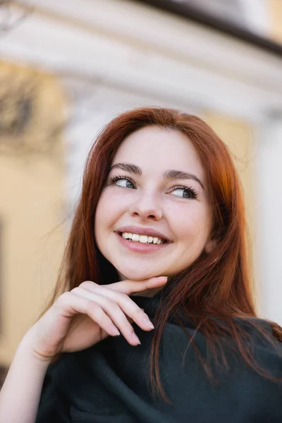 Retrato Mulher Jovem Positiva Lenço Cabeça Sorrindo Enquanto Olha Para — Fotografia de Stock