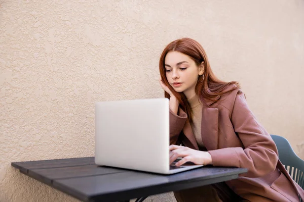 Jovem Mulher Com Cabelo Vermelho Usando Laptop Fora — Fotografia de Stock