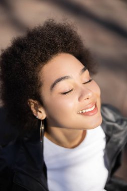 Gözü kapalı Afro-Amerikan kadının genel bakış açısı 