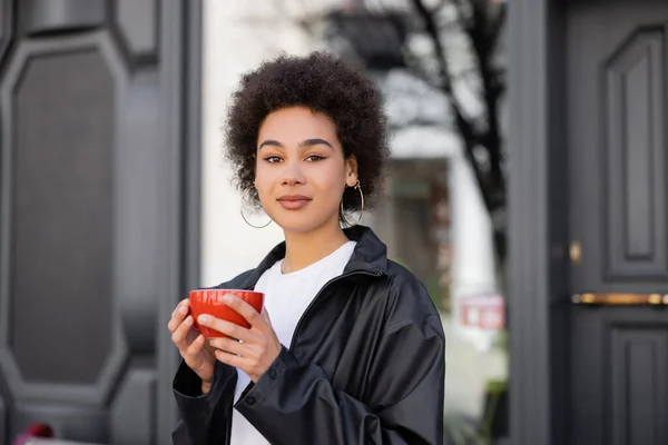 Krullend Afrikaans Amerikaanse Vrouw Met Kopje Koffie Buiten — Stockfoto