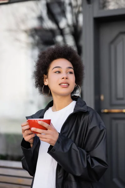 Afrikaans Amerikaanse Vrouw Jas Met Kopje Koffie Buiten — Stockfoto