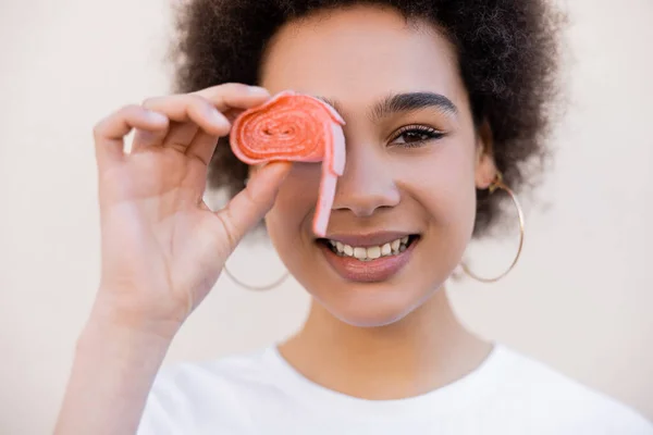 快乐的非洲裔美国年轻女人用白色的果冻泡泡带遮住眼睛 — 图库照片