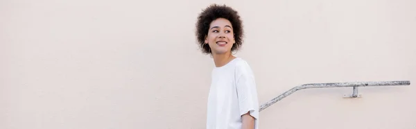 Усміхнена Молода Афроамериканська Жінка Йде Біля Іржавого Поручня Банер — стокове фото