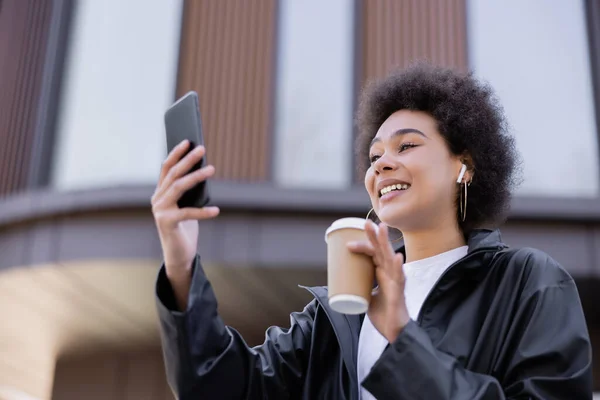 Lage Hoek Uitzicht Gelukkig Afrikaans Amerikaanse Vrouw Oortelefoon Met Papieren — Stockfoto