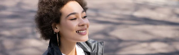 Sonnenschein Gesicht Einer Positiven Afroamerikanerin Jacke Banner — Stockfoto