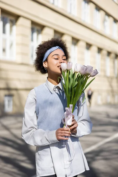 Радісна Африканська Американка Дивиться Тюльпани Вулиці — стокове фото