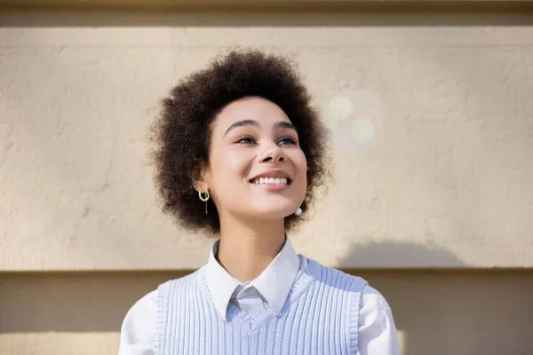 Curly African American Woman Smiling While Looking Away — Foto Stock