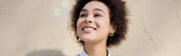 Kudrnatá Africká Americká Žena Usmívá Dívá Jinam Prapor — Stock fotografie