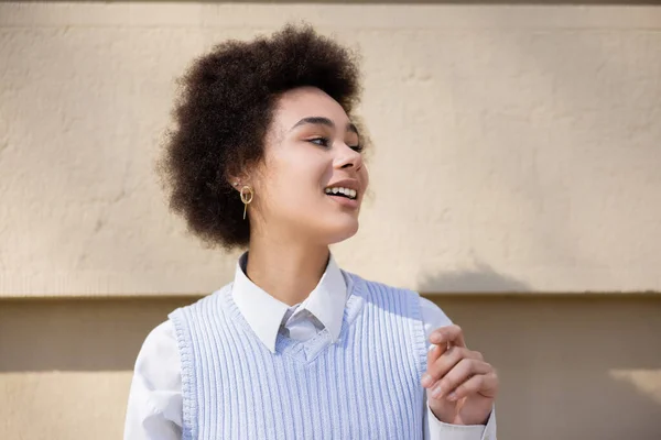 Happy African American Woman Smiling While Looking Away — стоковое фото