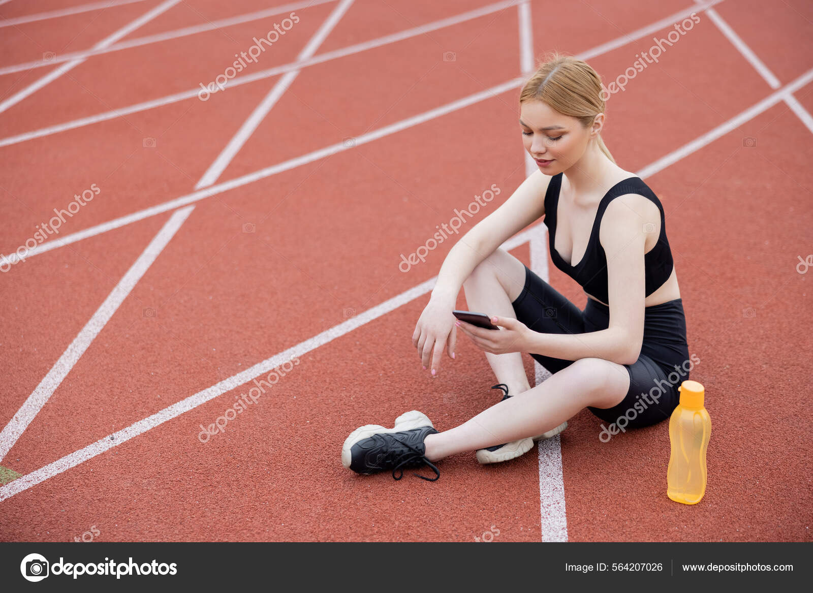 Bonita Mujer Ropa Deportiva Negro Sentado Estadio Con Móvil: fotografía de stock © KashynaTetianaBO | Depositphotos