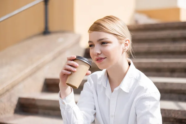 셔츠를 밖으로 나가기 커피를 여자가 기뻐하는 — 스톡 사진