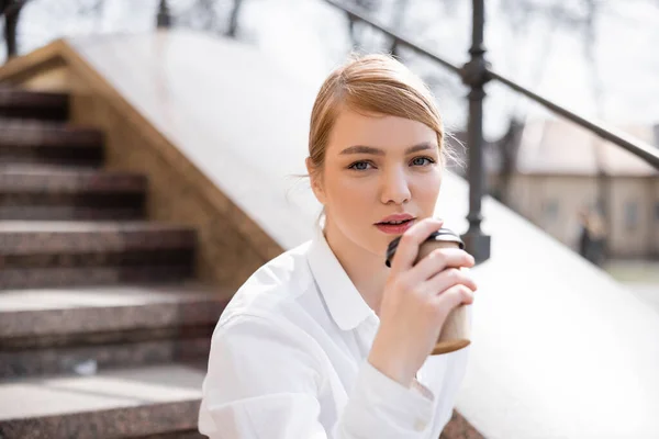 Ung Och Charmig Kvinna Med Pappersmugg Tittar Kameran Stadens Gata — Stockfoto