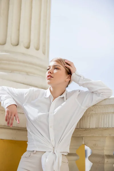 Encantadora Mujer Camisa Blanca Cogida Mano Cerca Cabeza Mirando Aire —  Fotos de Stock