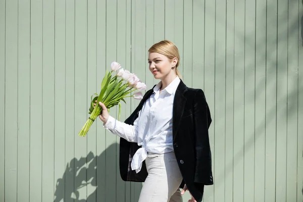 Mujer Joven Camisa Blanca Chaqueta Negra Caminando Con Tulipanes Cerca — Foto de Stock