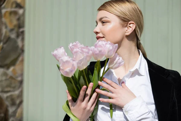 Young Woman Fresh White Tulips Looking Away — Stock Photo, Image