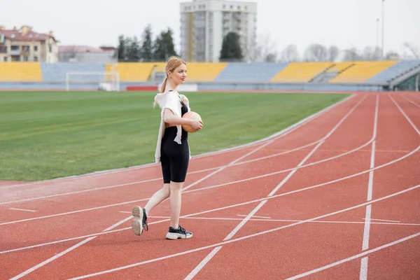 Vista Completa Mujer Deportiva Caminando Campo Atletismo Con Pelota — Foto de Stock