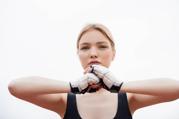 Sportowa Kobieta Rękawiczkach Fitness Rozgrzewająca Się Zewnątrz Patrząca Kamerę — Zdjęcie stockowe