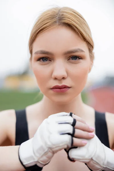 Pretty Young Sportswoman Fitness Gloves Looking Camera Outdoors — Stock Photo, Image