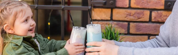 Moeder Kind Toasten Met Een Bril Van Milkshake Cafe Buiten — Stockfoto