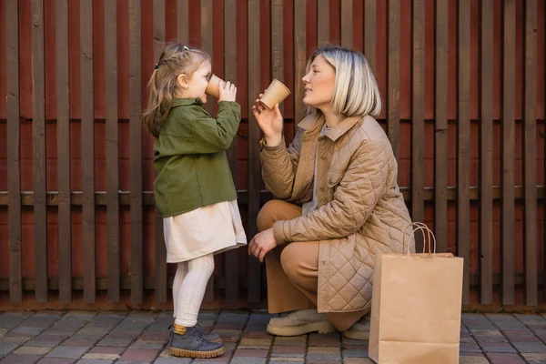 Zijaanzicht Van Moeder Dochter Drinken Uit Papieren Bekers Buurt Van — Stockfoto