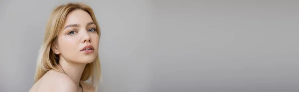 Retrato Mulher Loira Bonita Olhando Para Câmera Isolada Cinza Banner — Fotografia de Stock