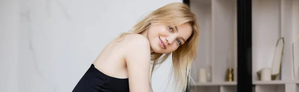 Blonde Frau Lächelt Daheim Die Kamera Banner — Stockfoto