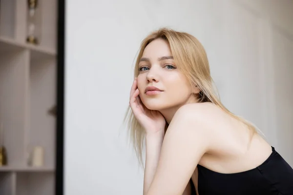 Retrato Una Hermosa Mujer Rubia Mirando Cámara Casa — Foto de Stock