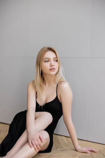 Elegante Mujer Rubia Vestido Negro Sentada Suelo Casa — Foto de Stock