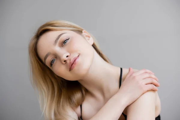 Mulher Sorridente Olhando Para Câmera Isolada Cinza — Fotografia de Stock